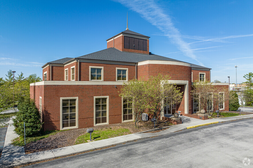 2060 Fort Henry Dr, Kingsport, TN for lease - Building Photo - Image 1 of 5