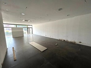 Retail in Marseille for lease Interior Photo- Image 1 of 5
