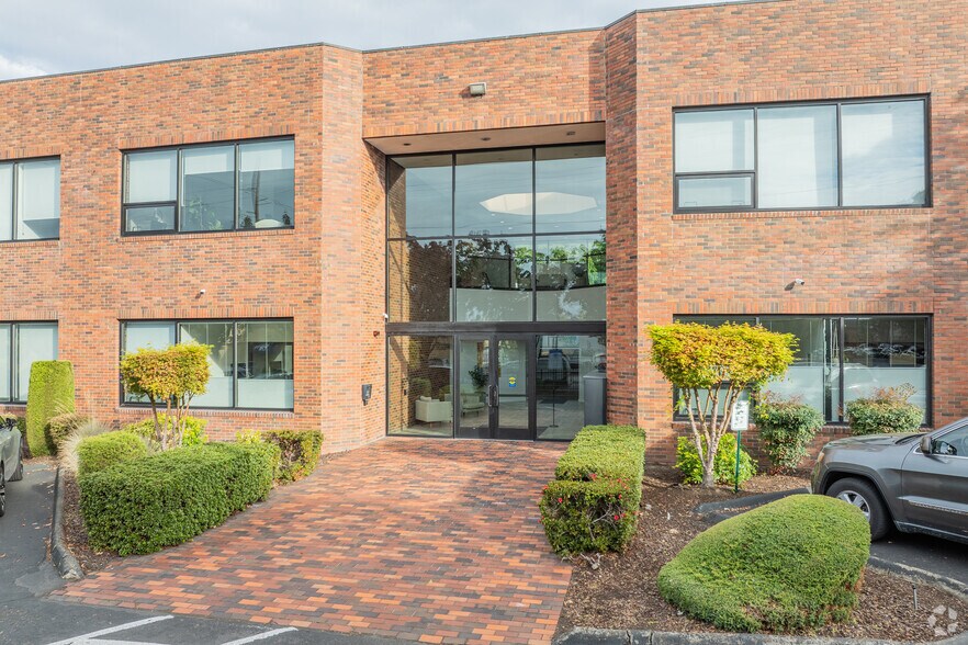 975 SE Sandy Blvd, Portland, OR for lease - Building Photo - Image 3 of 4