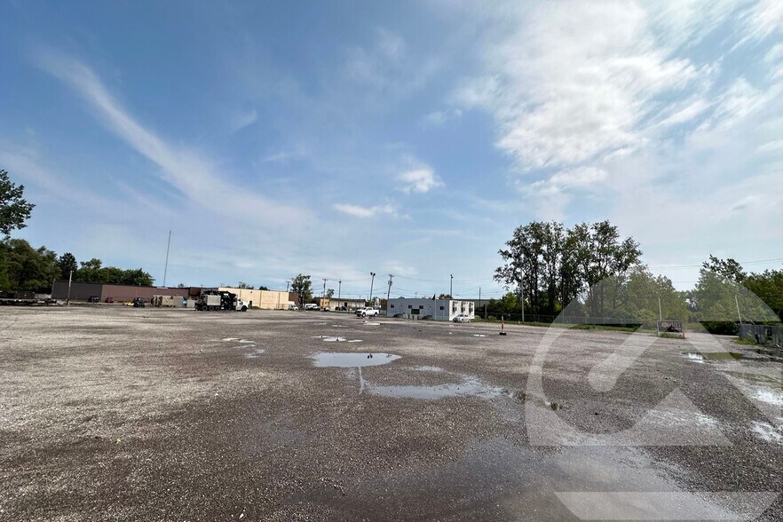 5105 Tractor Rd, Toledo, OH for lease - Building Photo - Image 2 of 3