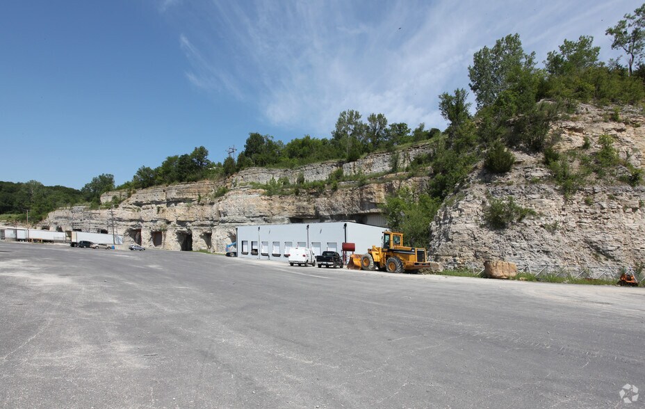 12755 Loring Dr, Bonner Springs, KS for sale - Primary Photo - Image 1 of 1