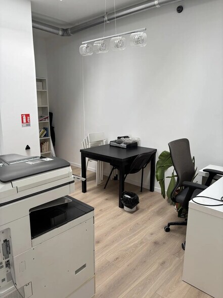 Office in Vitrolles for lease - Interior Photo - Image 2 of 3