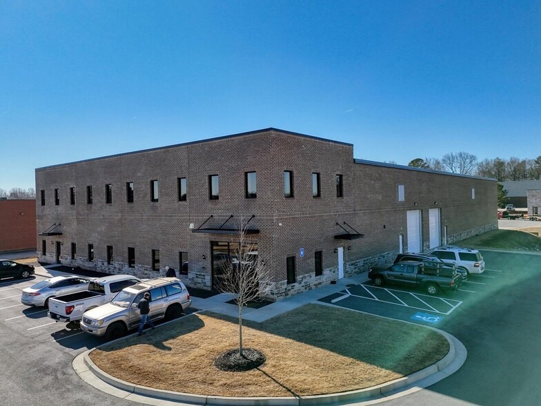 3663 Southland Dr, Flowery Branch, GA for sale - Primary Photo - Image 1 of 52