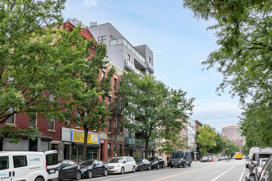 1059 Manhattan Ave, Brooklyn, NY for lease - Building Photo - Image 3 of 6