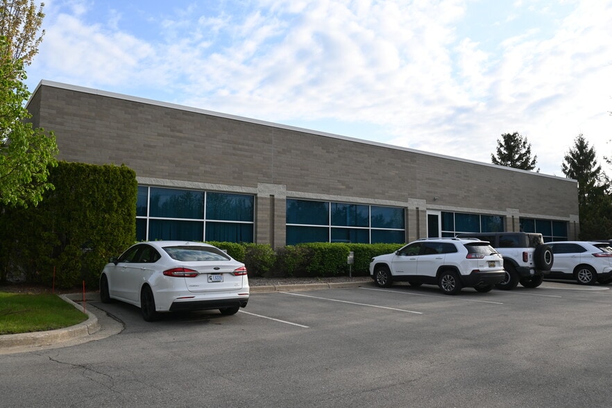 39525 W 13 Mile Rd, Novi, MI for lease - Building Photo - Image 2 of 6