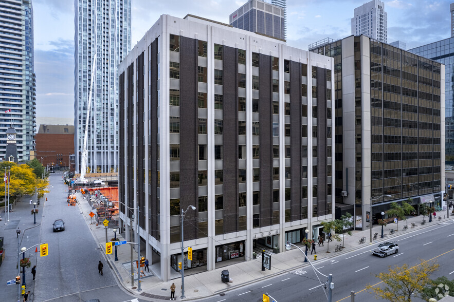 1255 Bay St, Toronto, ON for lease - Primary Photo - Image 1 of 5