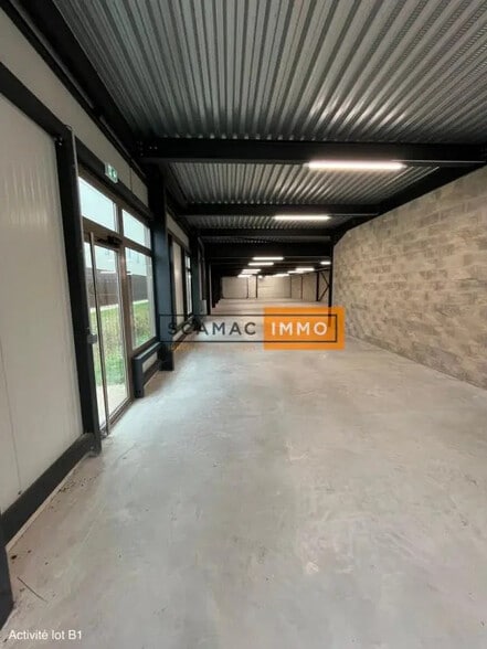 Flex in Gennevilliers for lease - Interior Photo - Image 1 of 6