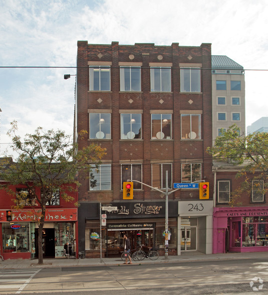 241-243 Queen St W, Toronto, ON for lease - Building Photo - Image 2 of 4