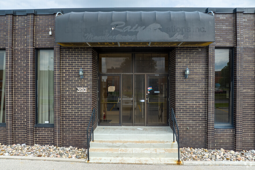 382-400 Canarctic Dr, Toronto, ON for lease - Building Photo - Image 3 of 3