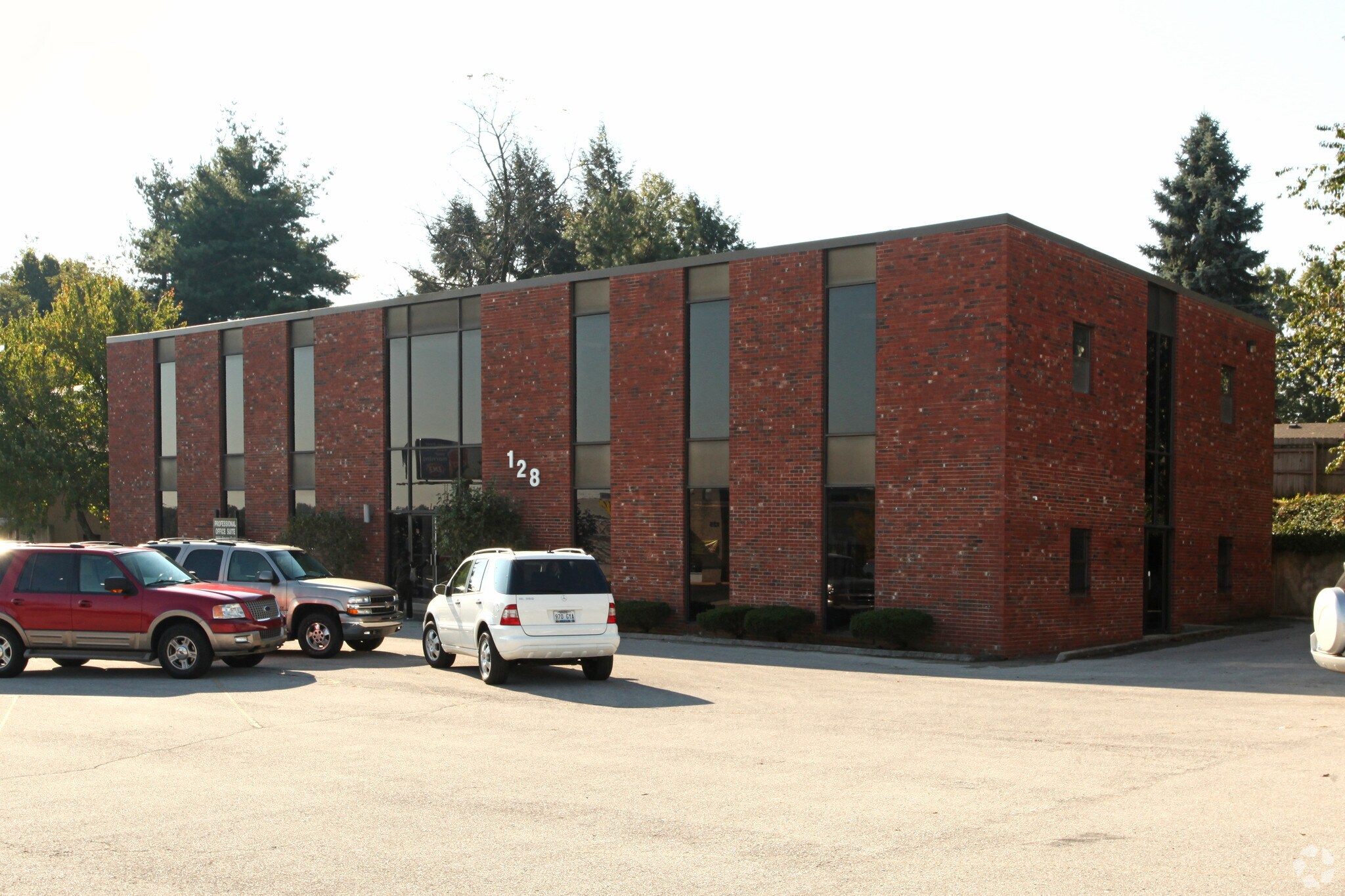 128 E Reynolds Rd, Lexington, KY for sale Primary Photo- Image 1 of 1