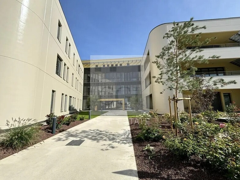 Office in Genas for lease - Building Photo - Image 2 of 13