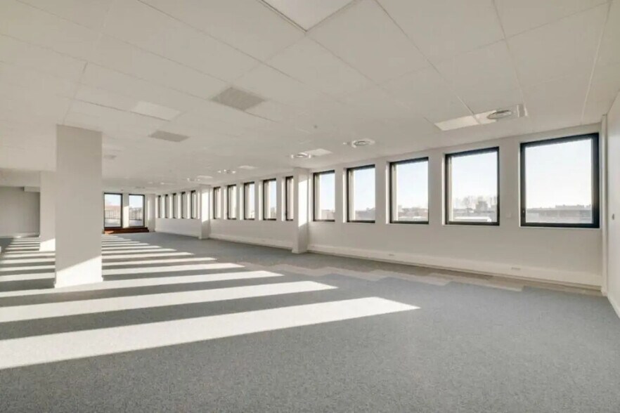 Office in Lyon for lease - Building Photo - Image 2 of 13