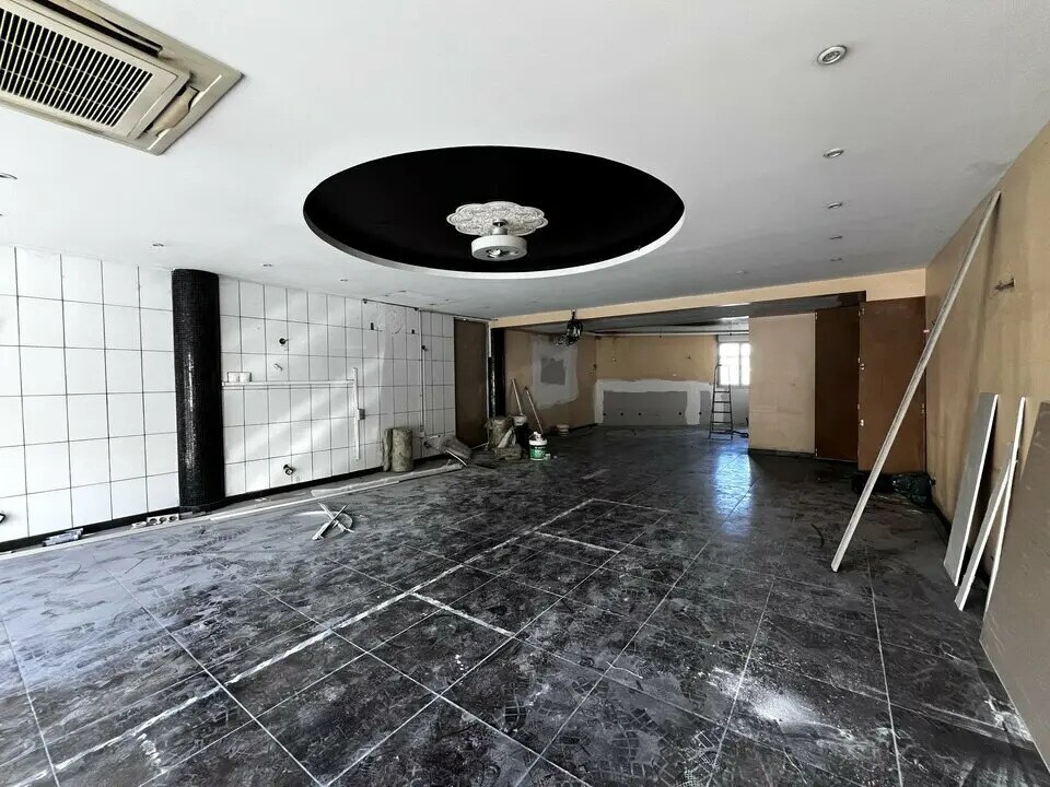 Retail in Grasse for lease Interior Photo- Image 1 of 4