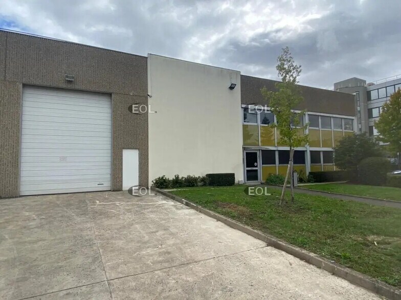 Industrial in Massy for lease - Building Photo - Image 1 of 4