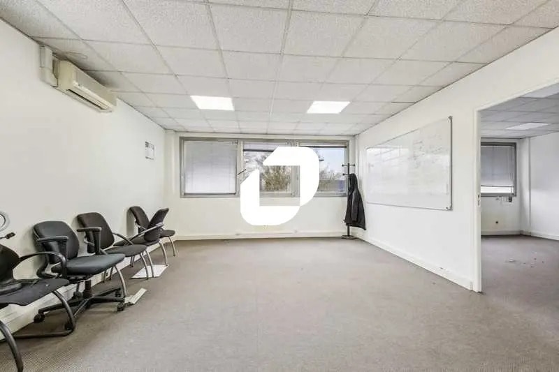 Office in Villepinte for lease - Interior Photo - Image 2 of 9