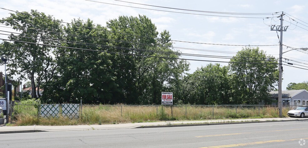 1370 W Merrick Rd, Lindenhurst, NY for sale - Building Photo - Image 1 of 1