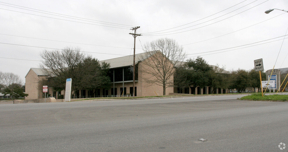 1919 Oakwell Farms Pky, San Antonio, TX for lease - Building Photo - Image 3 of 8