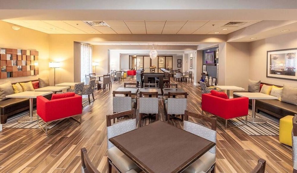 5601 N Lovers Lane Rd, Milwaukee, WI 53225 Hampton by Hilton Inn