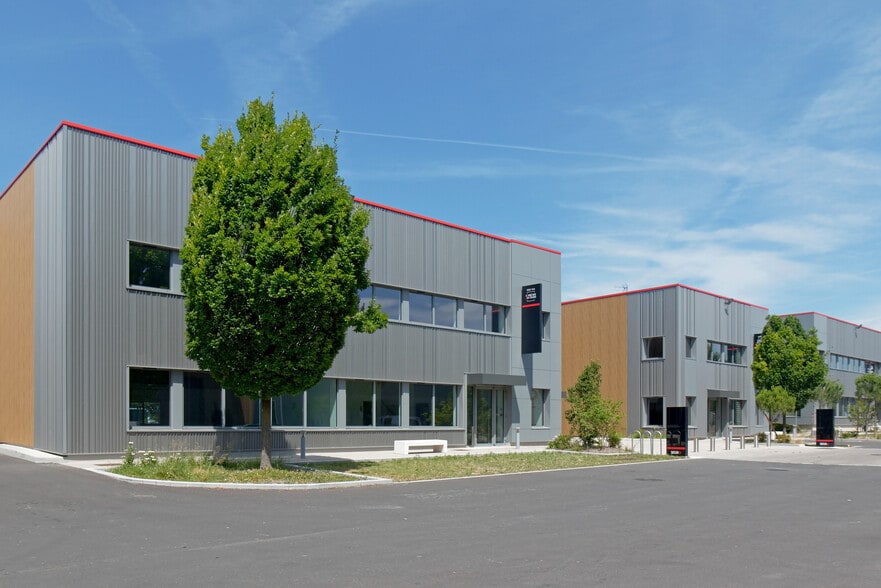Flex in Le Blanc-Mesnil for lease - Building Photo - Image 2 of 2