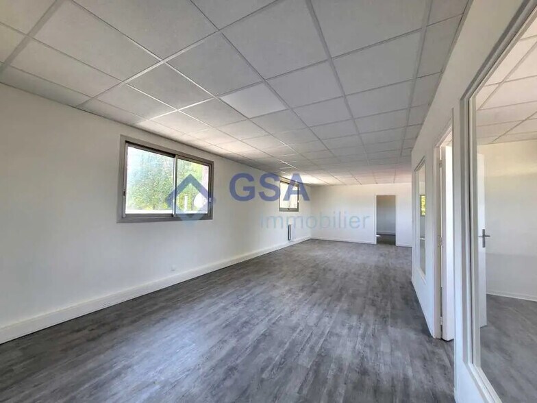 Office in Lisses for lease - Interior Photo - Image 2 of 4