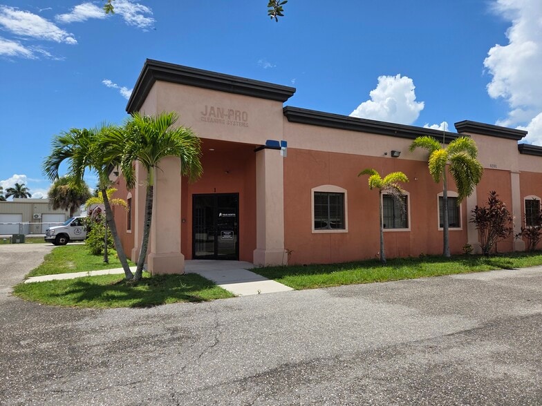 6391 Corporate Park Cir, Fort Myers, FL for lease - Building Photo - Image 1 of 29