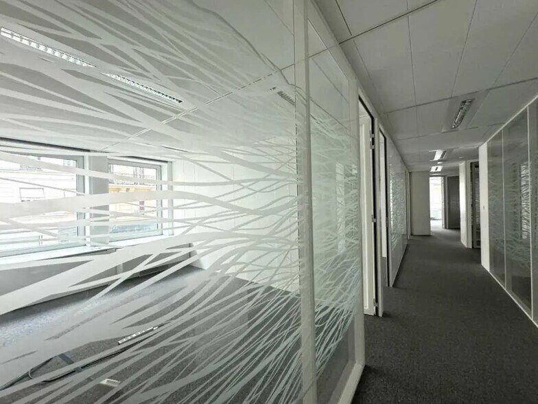 Office in Paris for lease - Building Photo - Image 1 of 12