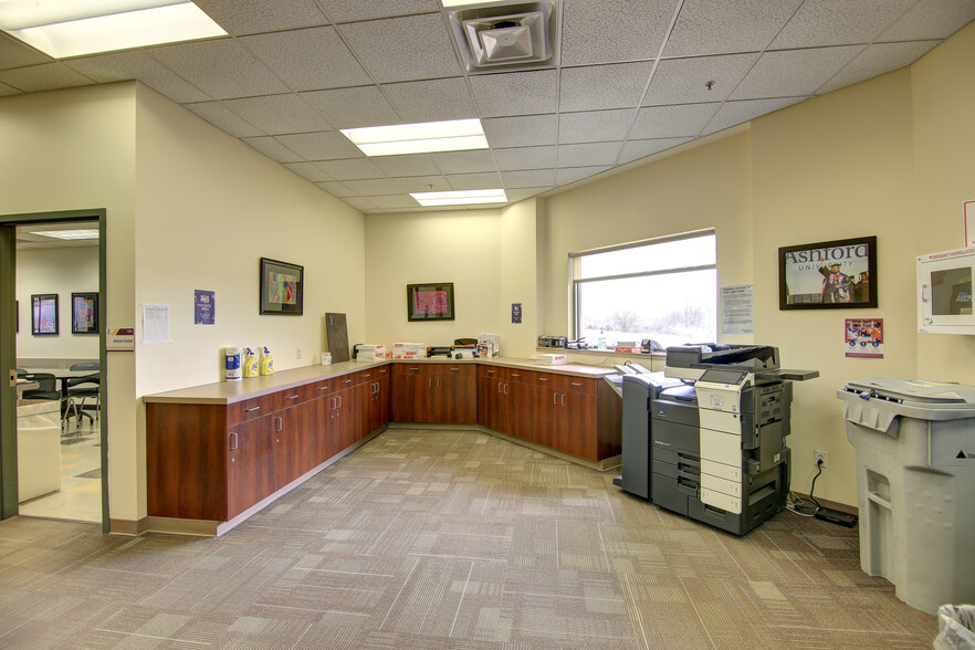 1310 19th Ave NW, Clinton, IA for lease - Interior Photo - Image 3 of 15