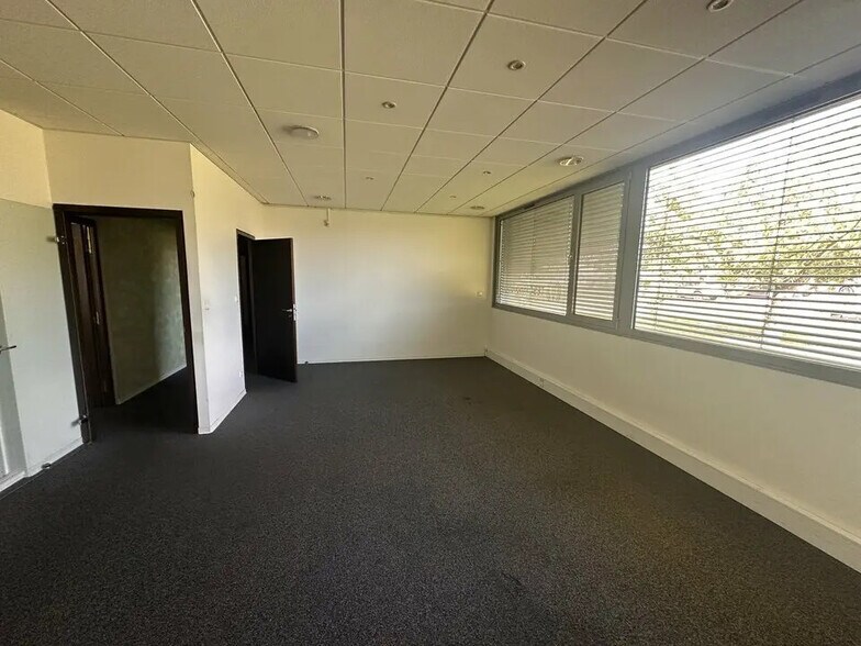 Office in Brumath for lease - Interior Photo - Image 1 of 3