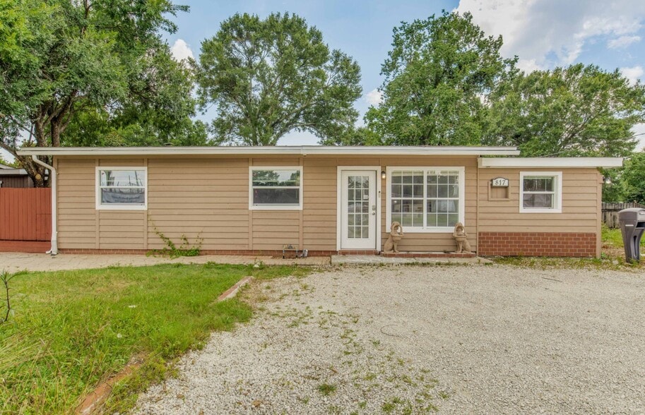 817 Beverly Pky, Pensacola, FL for lease - Primary Photo - Image 1 of 8