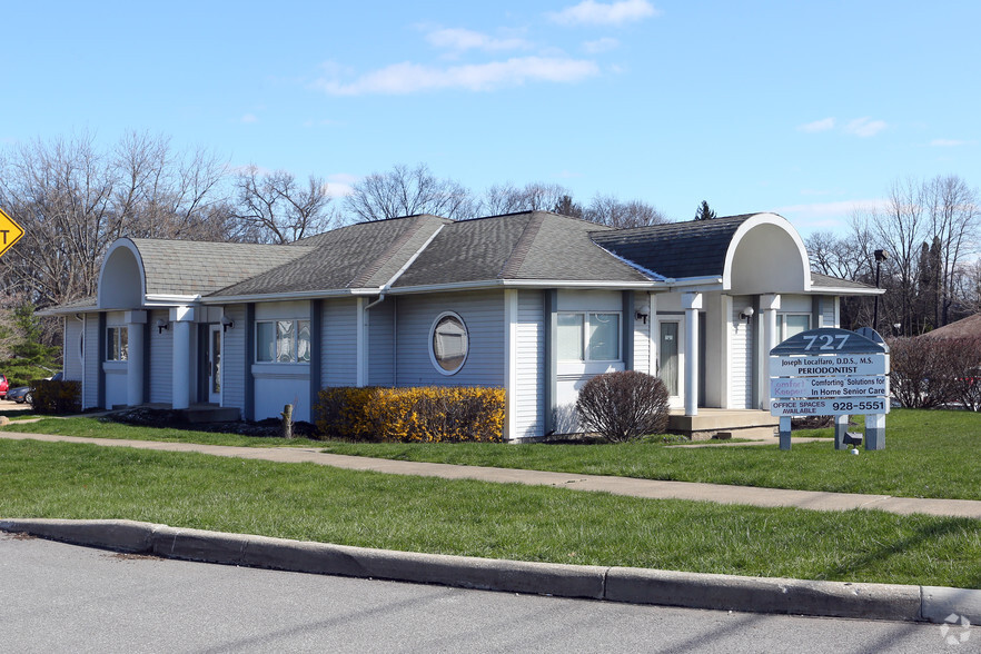 727 Graham Rd, Cuyahoga Falls, OH for sale - Primary Photo - Image 1 of 22