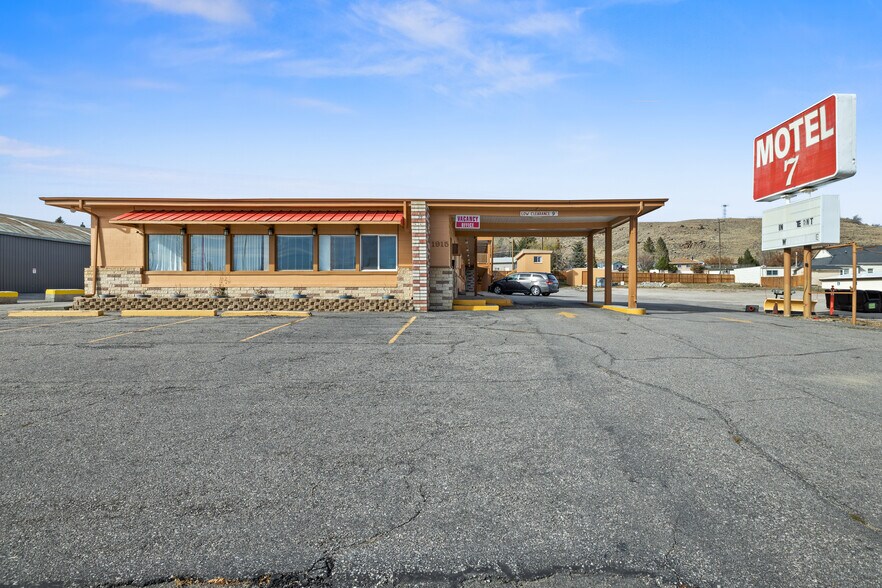 1915 W Spruce St, Rawlins, WY 82301