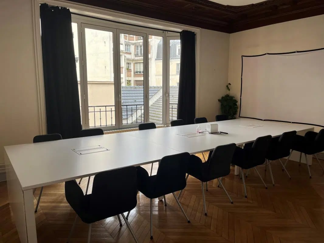 Office in Paris for lease Interior Photo- Image 1 of 14