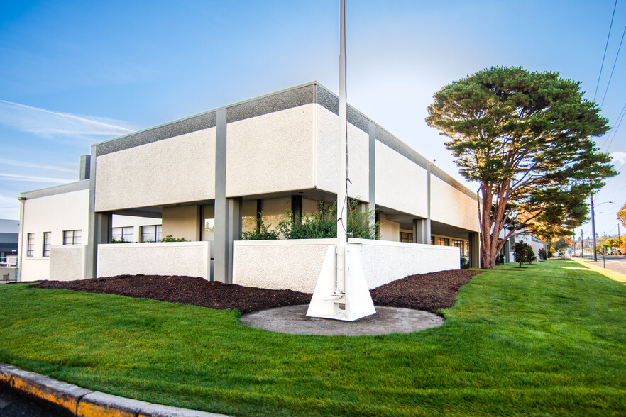 6433 SE Lake Rd, Portland, OR for lease - Building Photo - Image 1 of 9