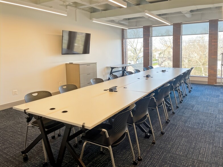 222 S Prospect Ave, Park Ridge, IL for lease - Interior Photo - Image 2 of 26