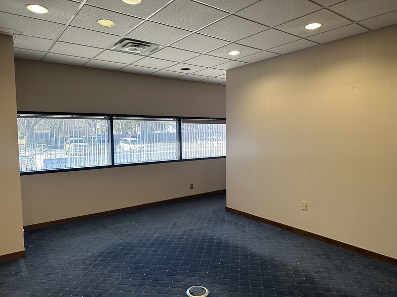 4401-4435 O St, Lincoln, NE for lease - Interior Photo - Image 2 of 9