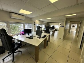 Retail in Ivry-sur-Seine for lease Interior Photo- Image 1 of 2