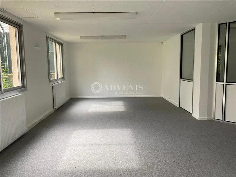 Office in Lyon for lease - Interior Photo - Image 1 of 12