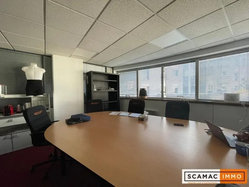 Office in Le Kremlin-Bicêtre for lease Interior Photo- Image 1 of 2