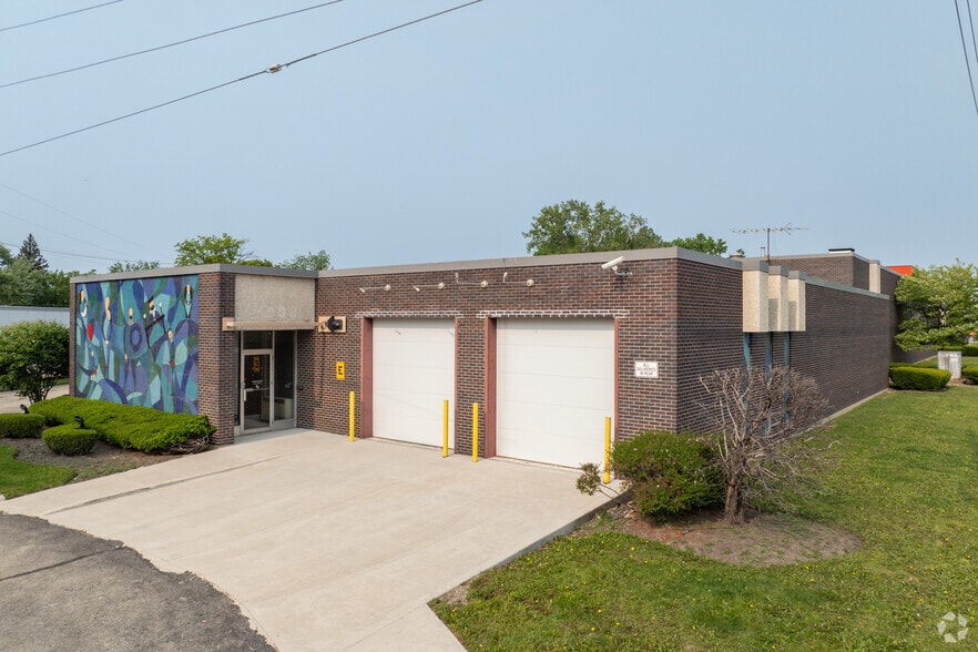 5900 Howard St, Skokie, IL for lease - Primary Photo - Image 1 of 33