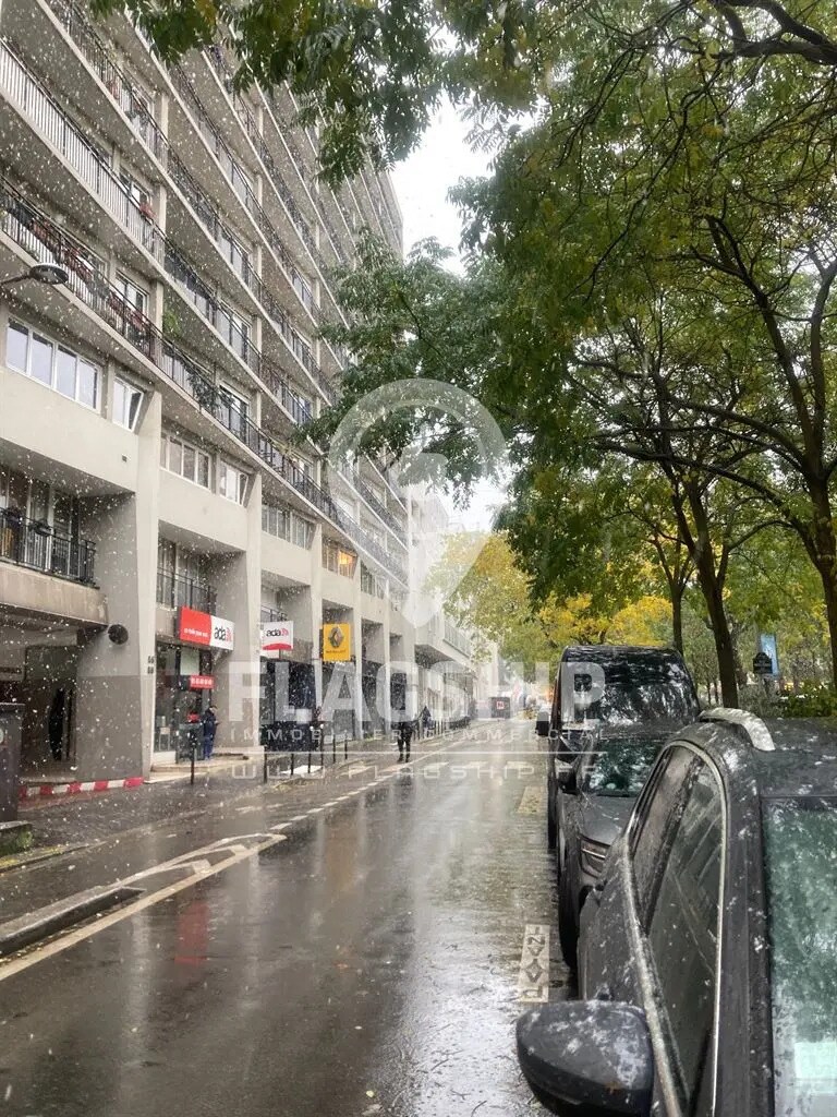 Retail in Paris for lease Building Photo- Image 1 of 3