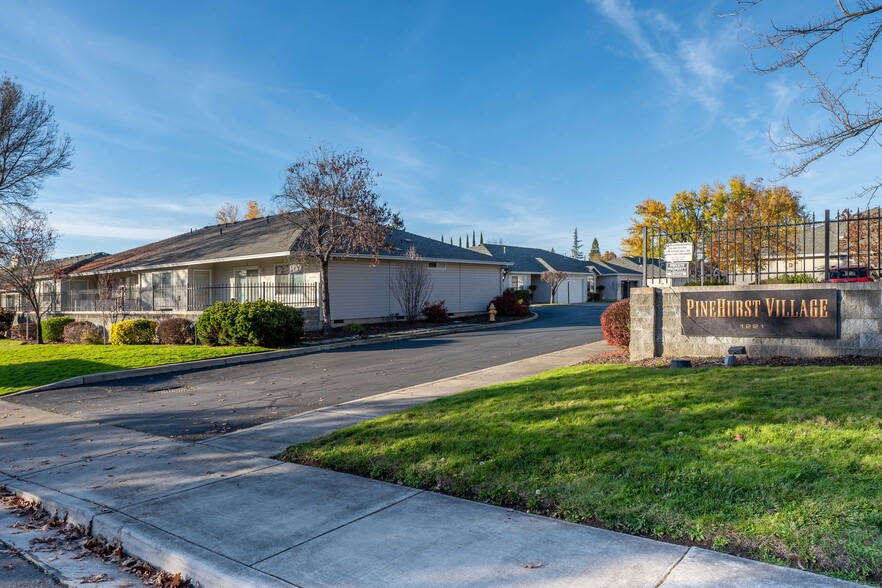 1221 Skeeters Ln, Medford, OR for sale - Primary Photo - Image 1 of 4