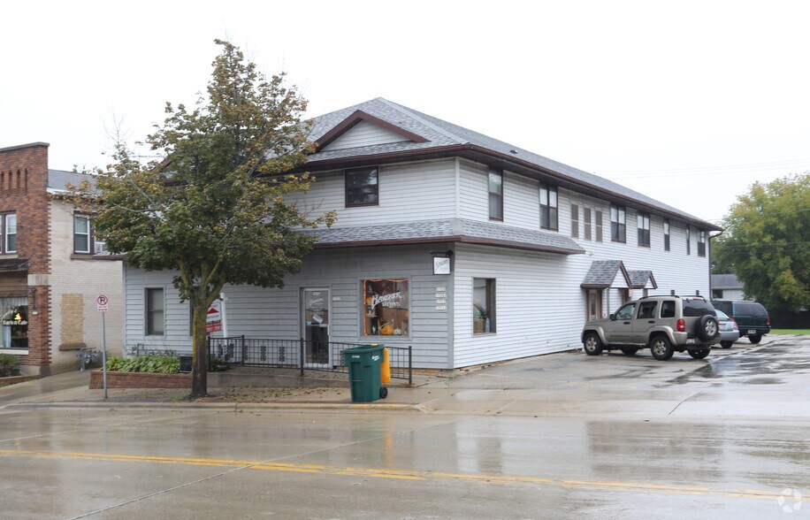 1727 Barton Ave, West Bend, WI for sale - Primary Photo - Image 1 of 1