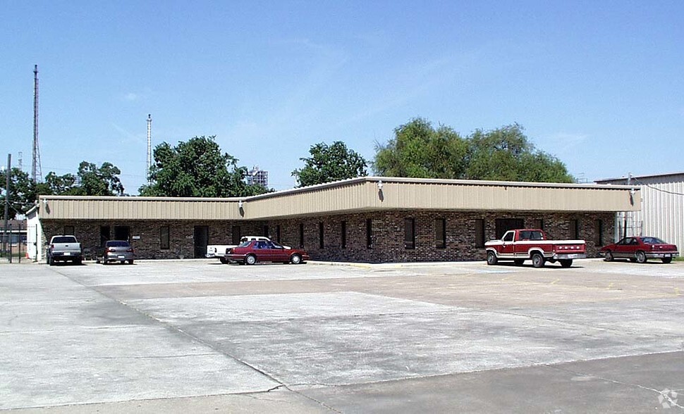 313 N Hwy 146, Baytown, TX for lease - Building Photo - Image 2 of 4