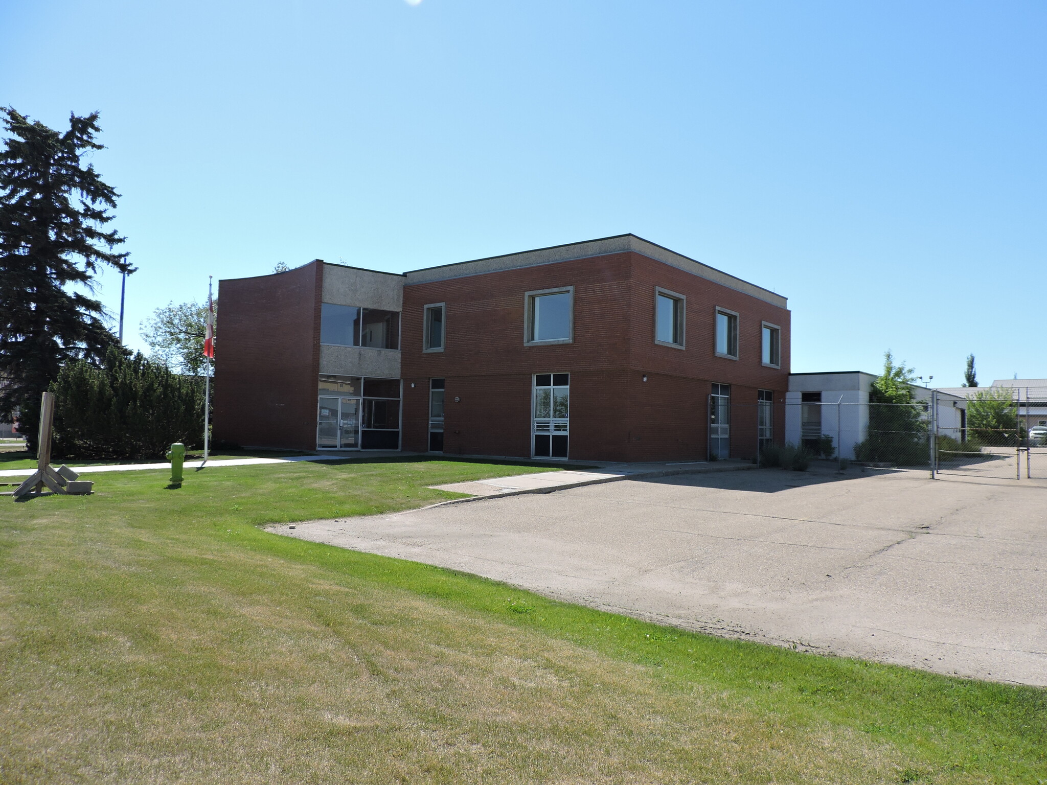 5439 47 St, Red Deer, AB for sale Primary Photo- Image 1 of 1