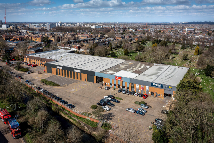 3-4 Fairfield Trade Park, Kingston Upon Thames for lease - Building Photo - Image 1 of 36