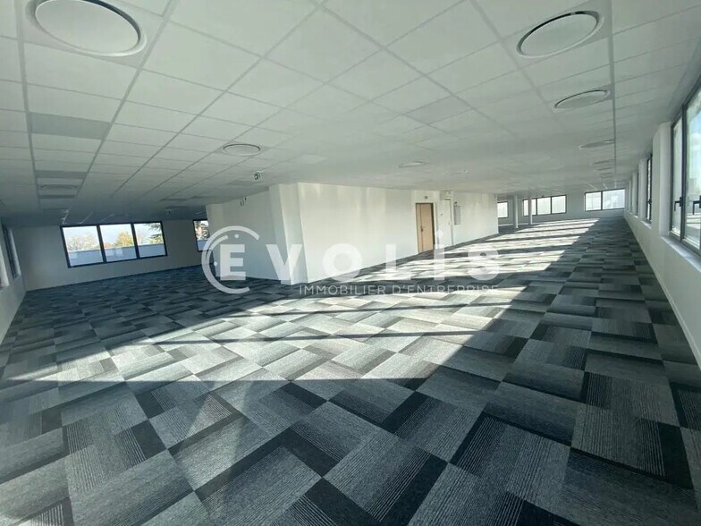 Office in Amiens for lease - Interior Photo - Image 2 of 6