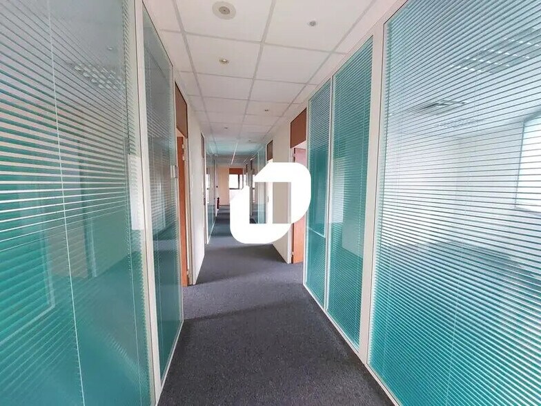 6 Rue Jean Pierre Timbaud, Montigny-le-Bretonneux for lease - Building Photo - Image 3 of 18