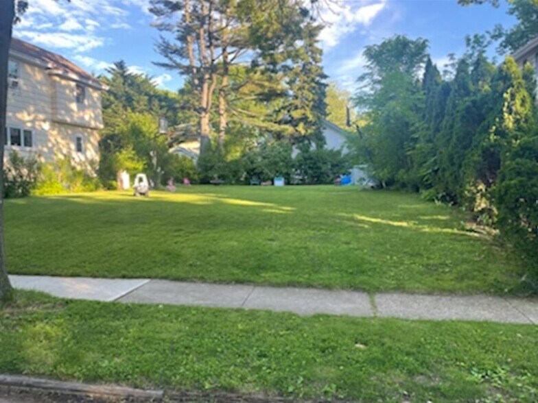 14 Michigan Rd, Floral Park, NY 11001