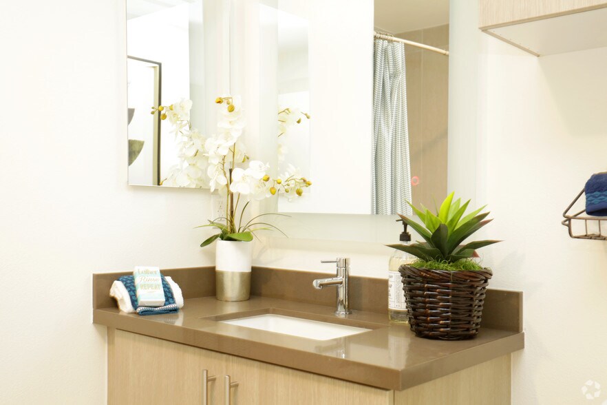 1558 Gordon St, Los Angeles, CA for sale - Interior Photo - Image 1 of 1