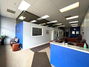 1825-1833 Larkin Ave, Elgin, IL for lease Building Photo- Image 2 of 6